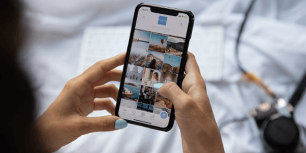スマホを操作している画像