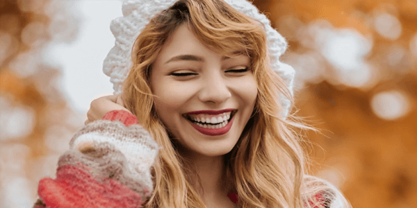 笑顔の女性の画像